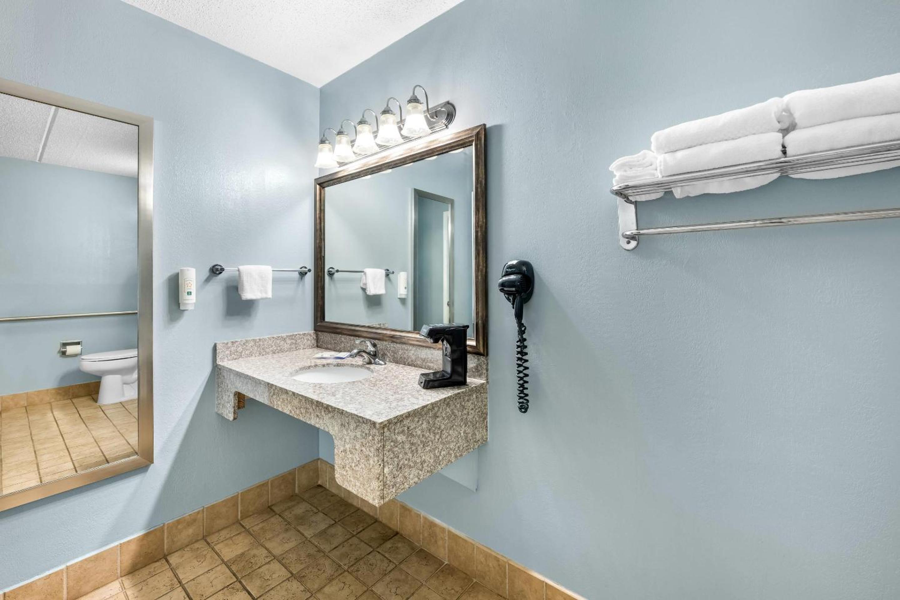 Exterior, King Bed, Bathtub, Accessible, Quality Inn Barbourville, KY 5/5
