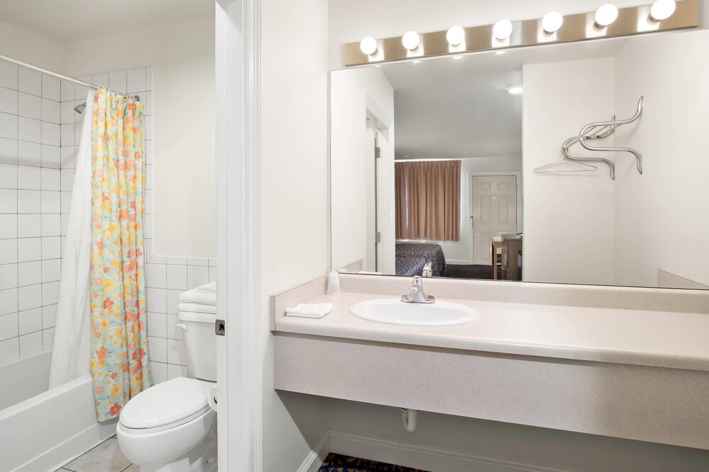 Rodeway Inn Garland Harbor Point 35/37