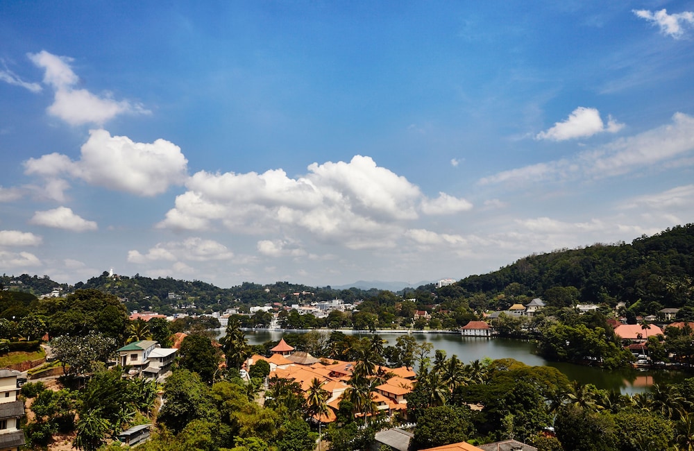 Radisson Hotel Kandy 68/72