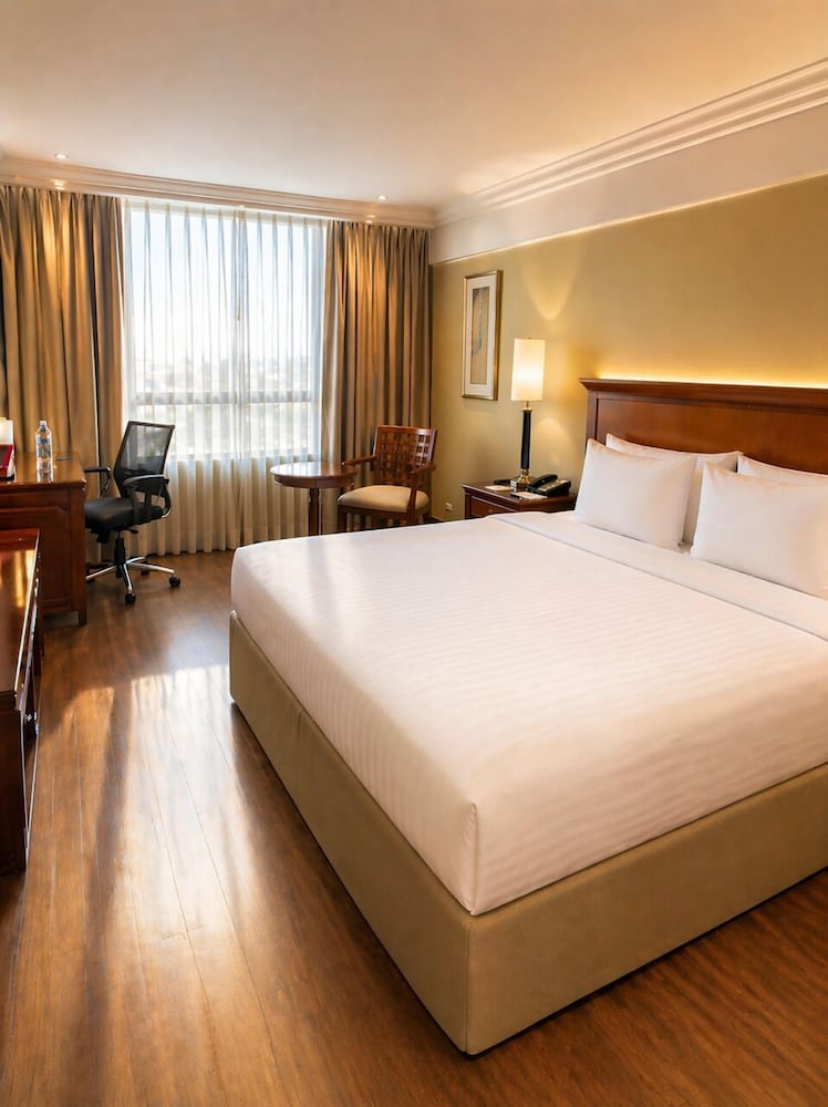 EXECUTIVE, KING BED, HOT TUB, CORNER