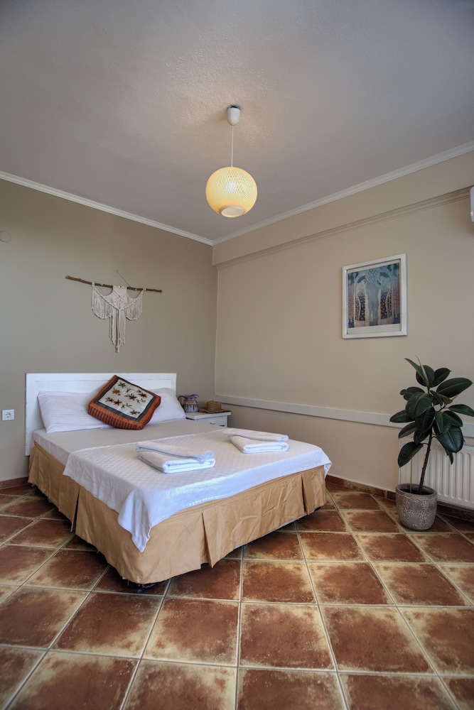 ROOM, DOUBLE BED