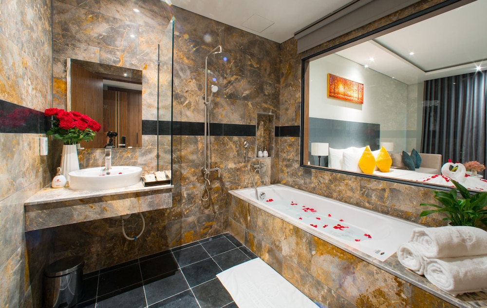 Phu Thang Grand Hotel 50/50