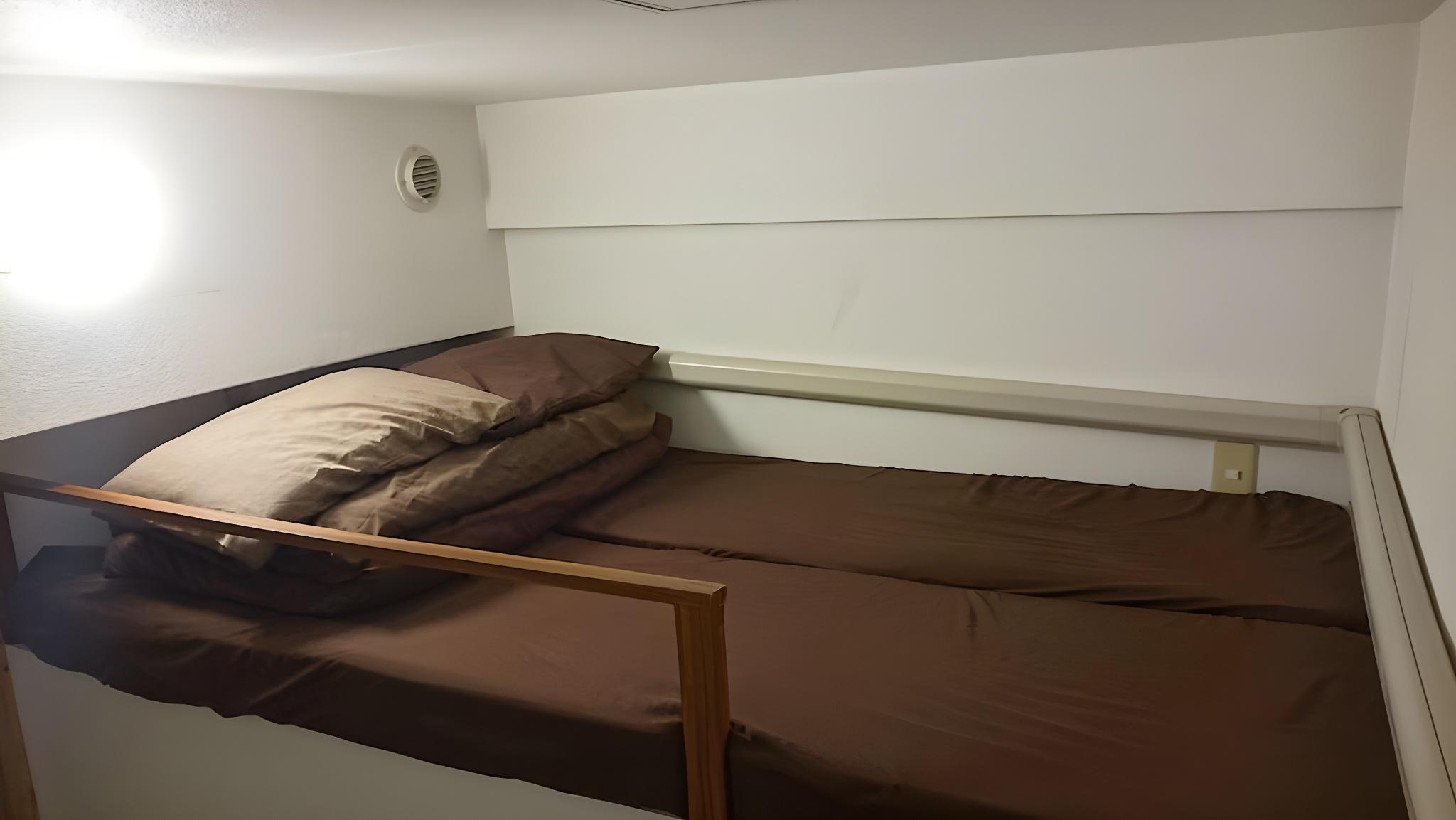BASIC, TWIN BEDS, SHARED BATHROOM