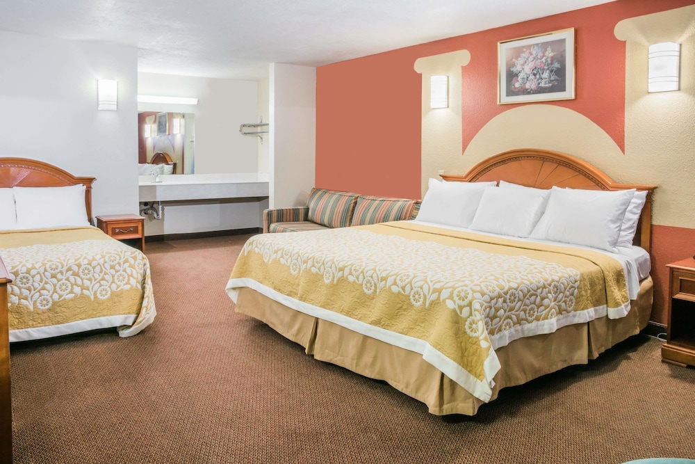 Days Inn By Wyndham Bastrop 10/17
