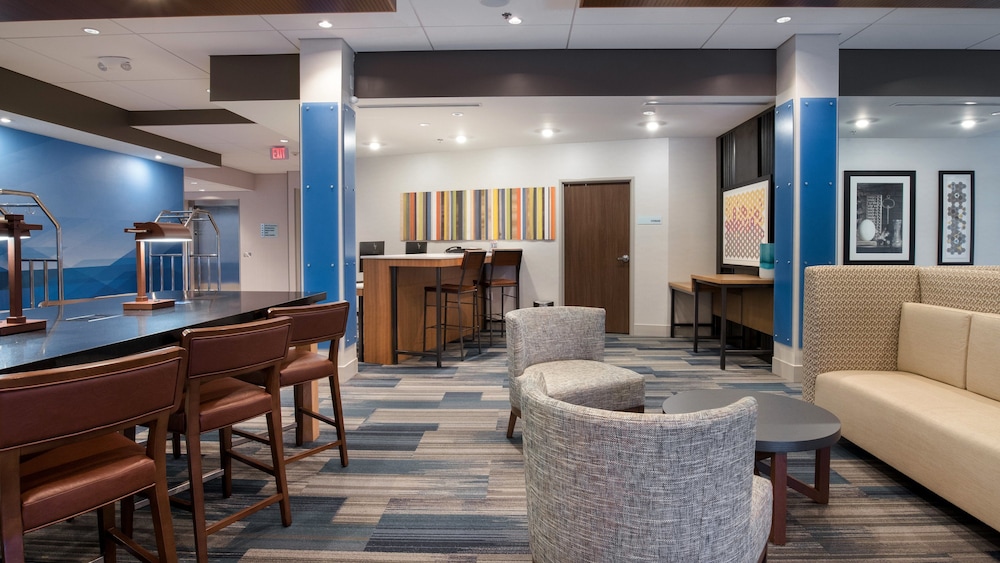 Holiday Inn Express Suites Racine 52/63