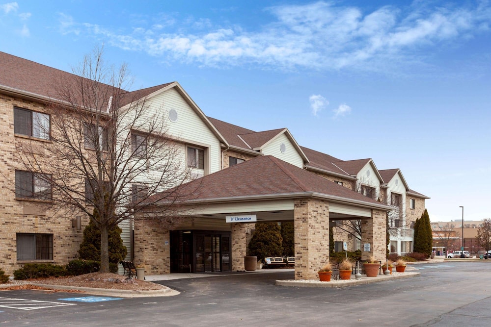 La Quinta Inn Suites By Wyndham Milwaukee Delafield 4/50