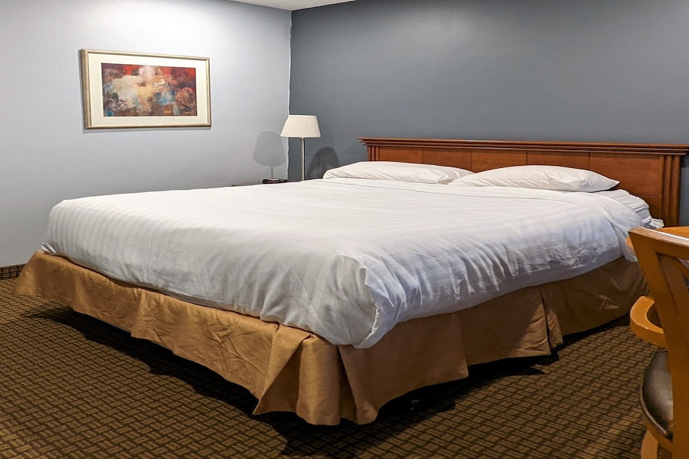 OYO First Canada Hotel Cornwall Hwy 401 ON 21/42
