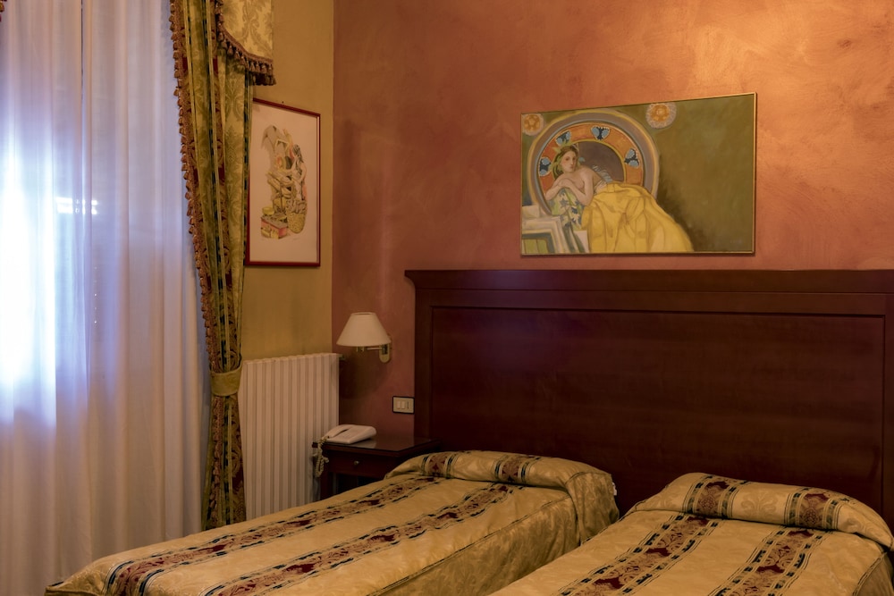 Joli Hotel 35/50