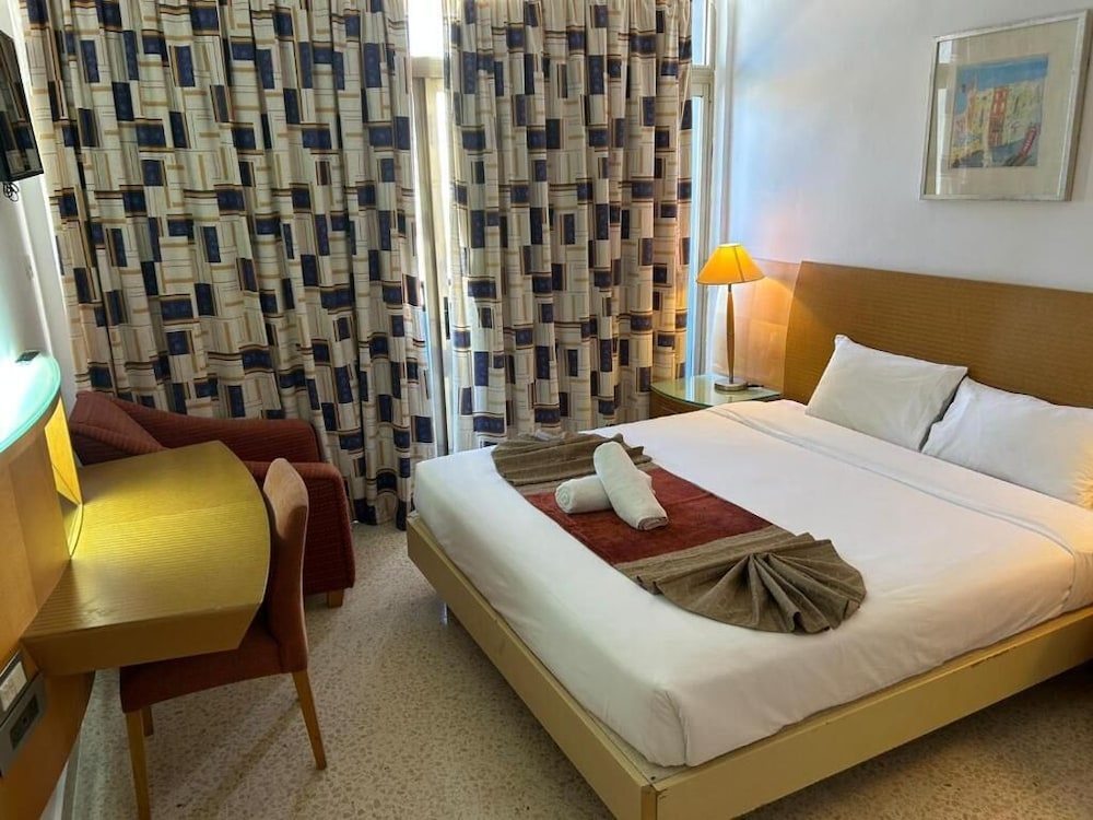ROOM, DOUBLE BED