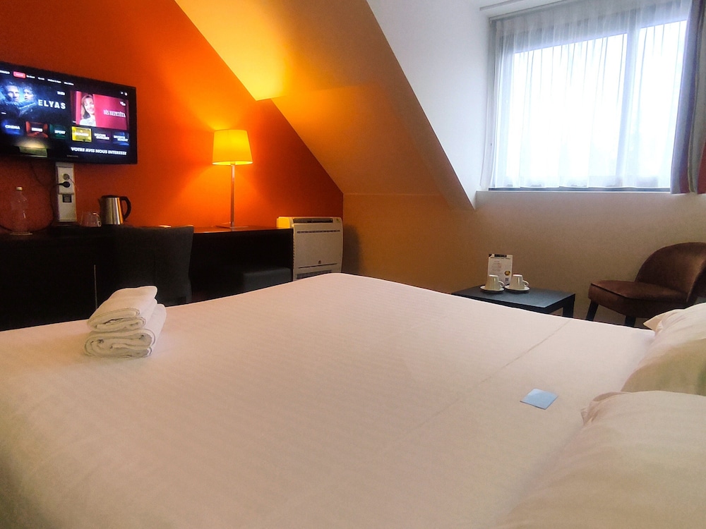 Logis Hotel Black and Green 13/50