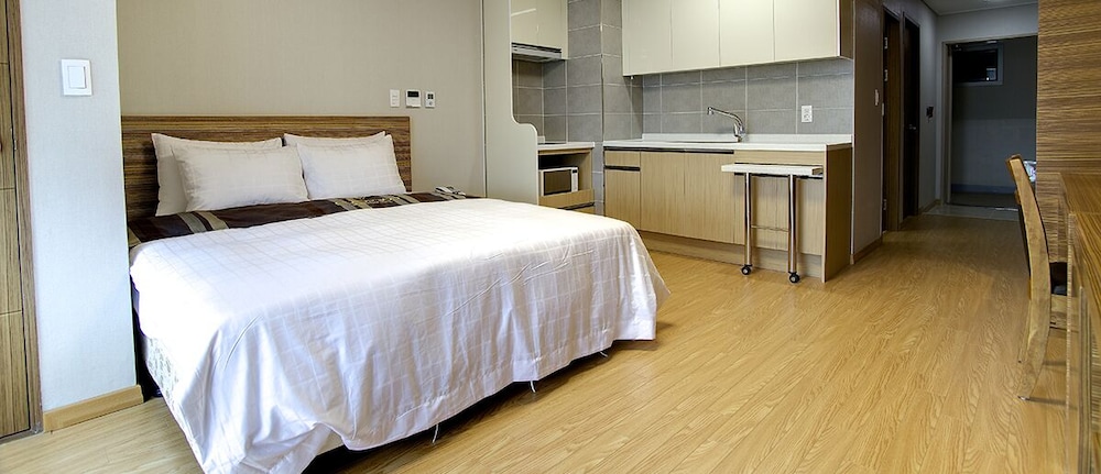 The Class 300 Hotel and Condominium 9/36