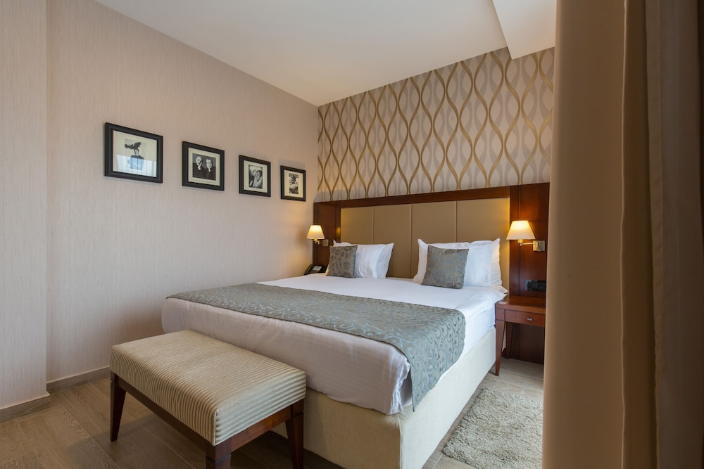 Xenon Hotel 8/50