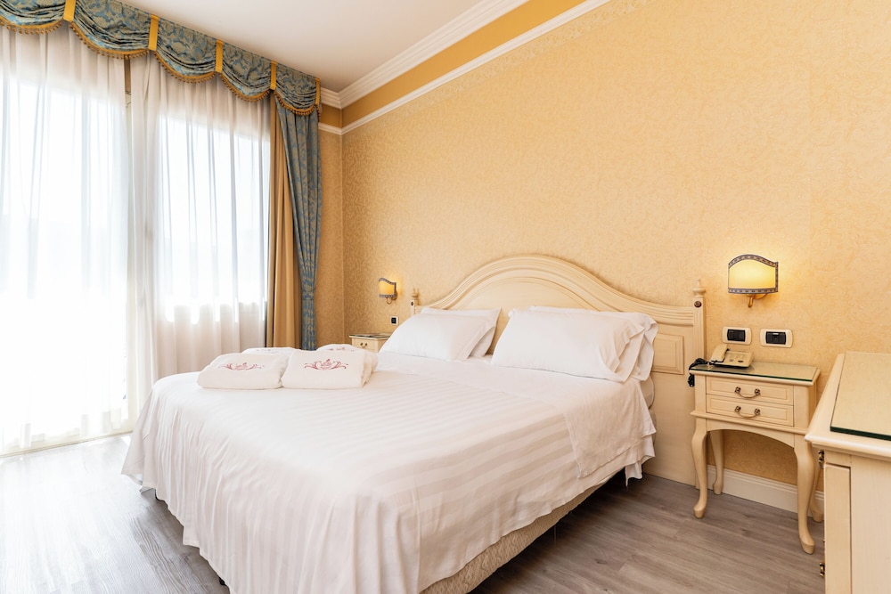 ROOM, SINGLE, DOUBLE BED