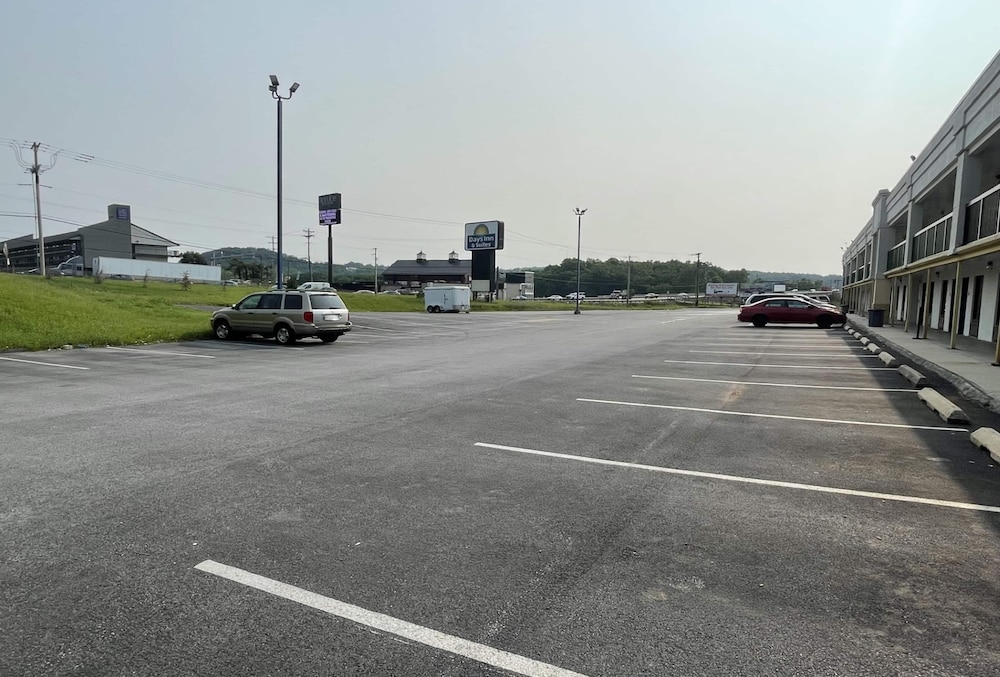 Days Inn And Suites By Wyndham York 17/28