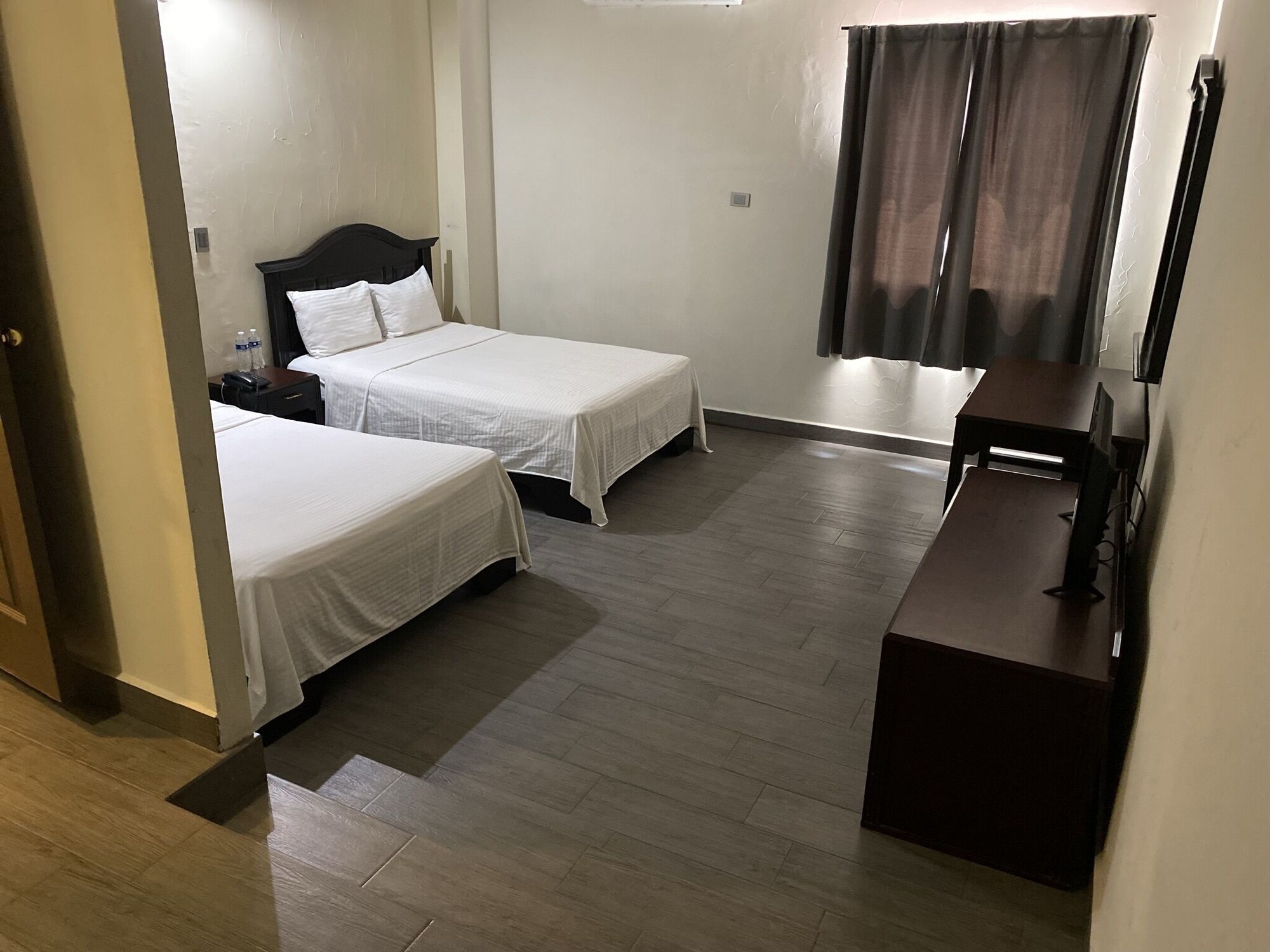 DELUXE, 2 DOUBLE BEDS, PRIVATE BATHROOM