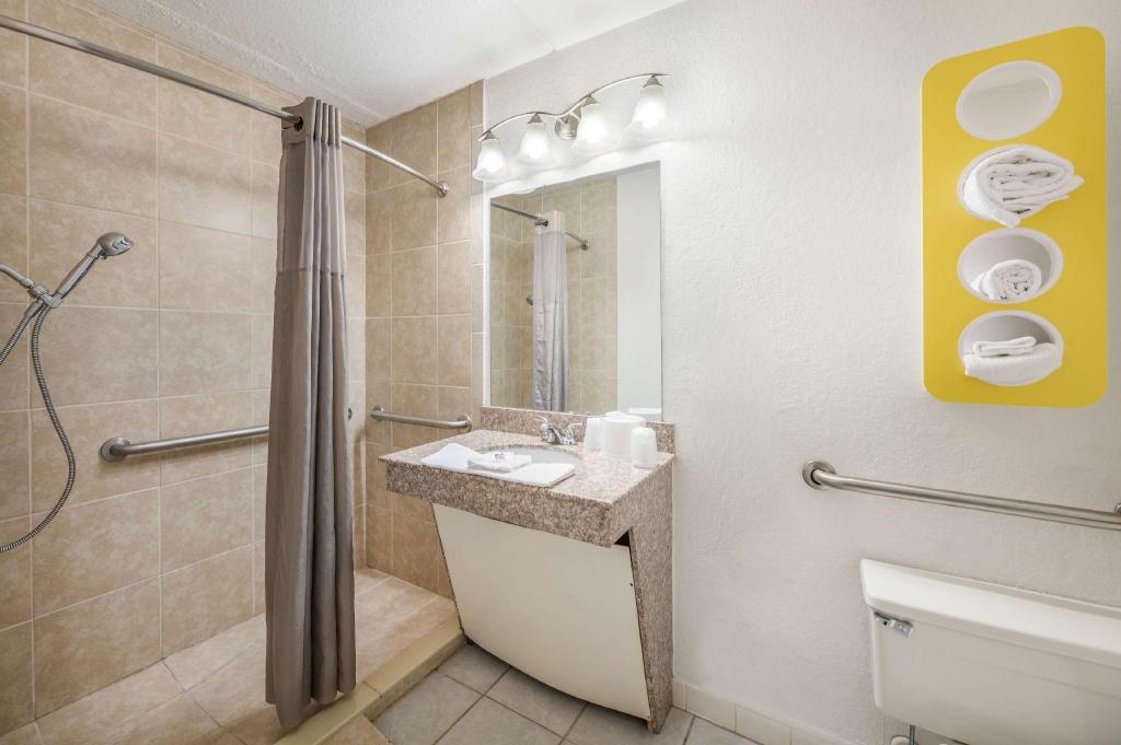 1 King Bed - Mob Acc Ri Shwr Ste Nsmk Micfridg، Motel6 Henderson, TX 4/4