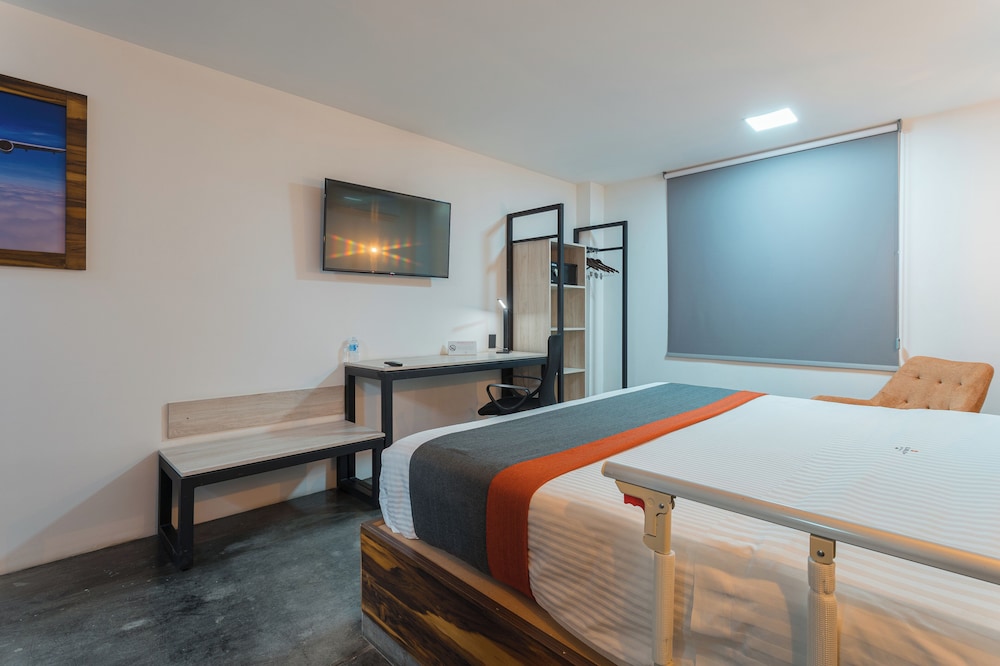 EXECUTIVE, KING BED, ACCESSIBLE
