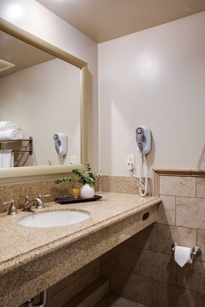 Ayres Hotel & Spa Mission Viejo 51/53