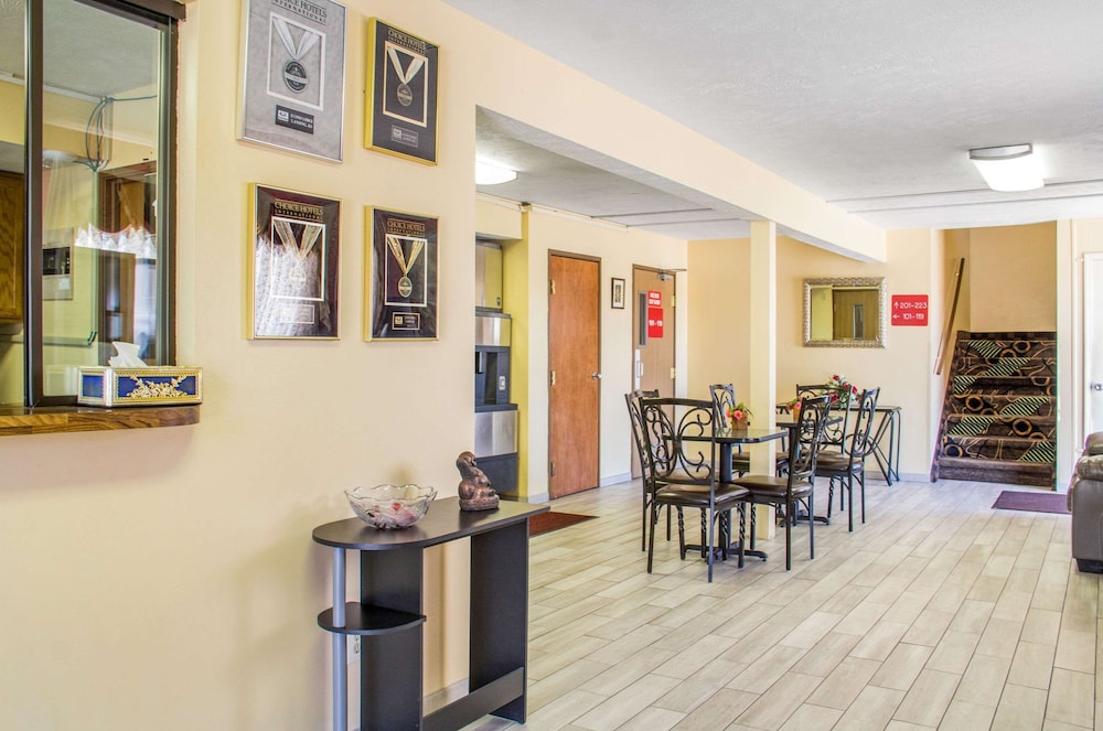 Econo Lodge Lansing Leavenworth 23/26