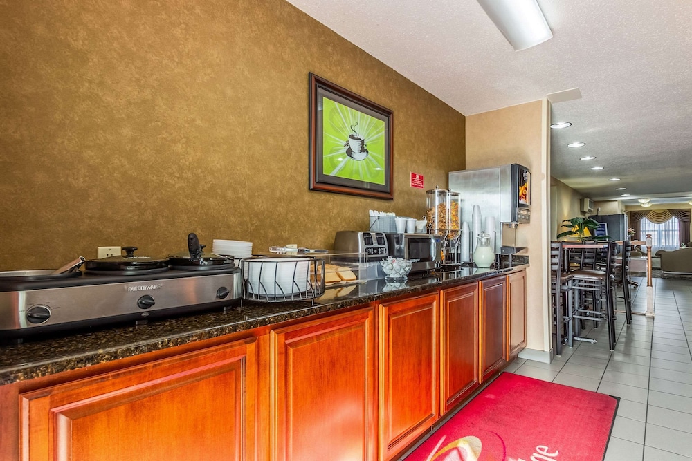 Econo Lodge Inn & Suites Evansville East 32/40