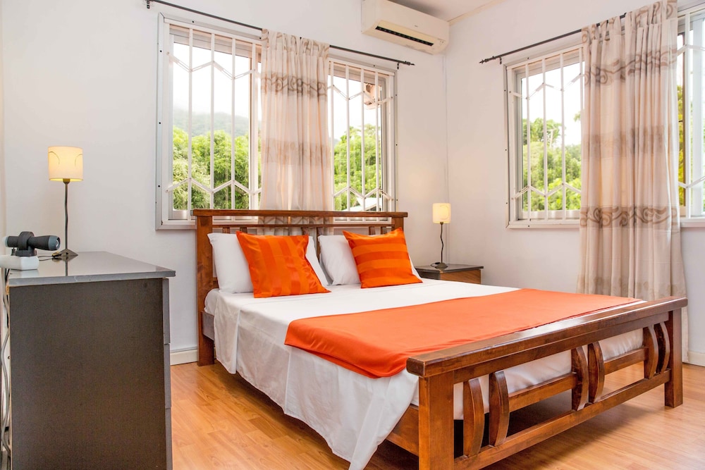 Room, Queen Bed, Mountain View, The Orchard Self-Catering Villa 3/5