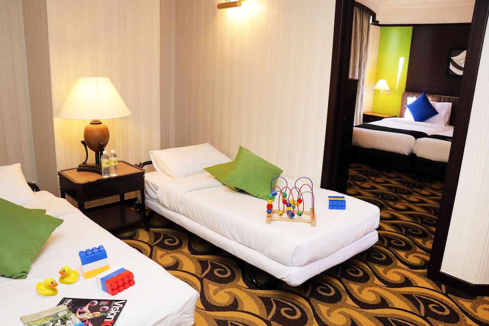 ROOM, QUADRUPLE