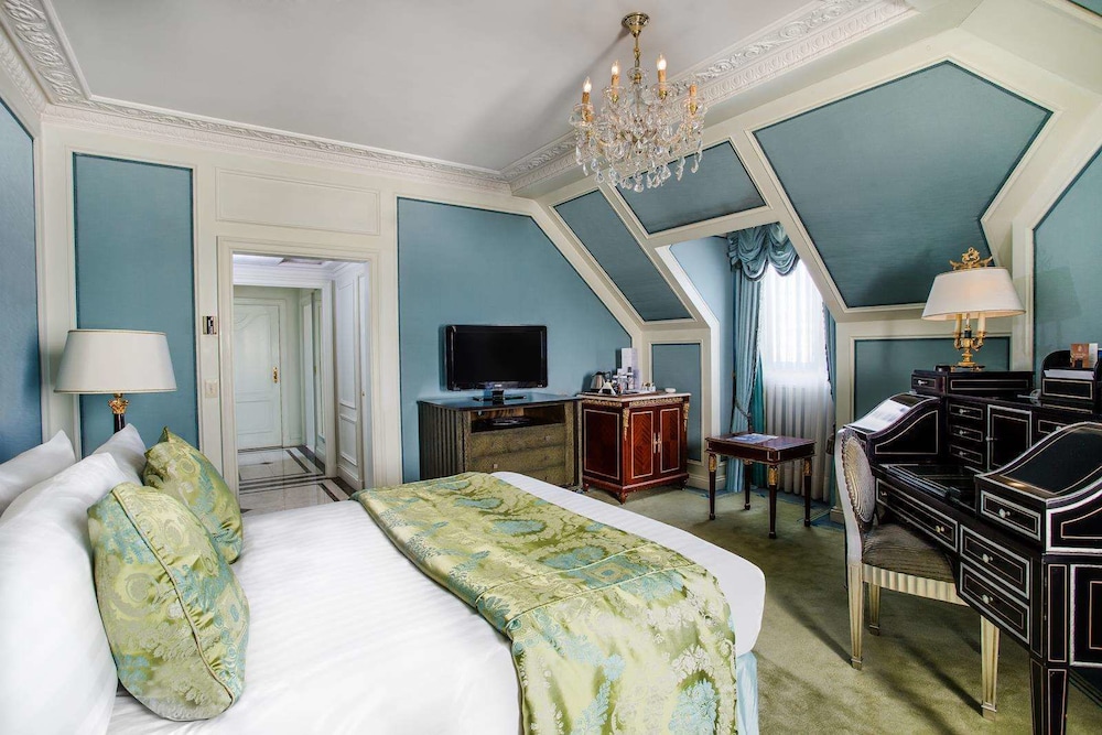 DELUXE, QUEEN BED