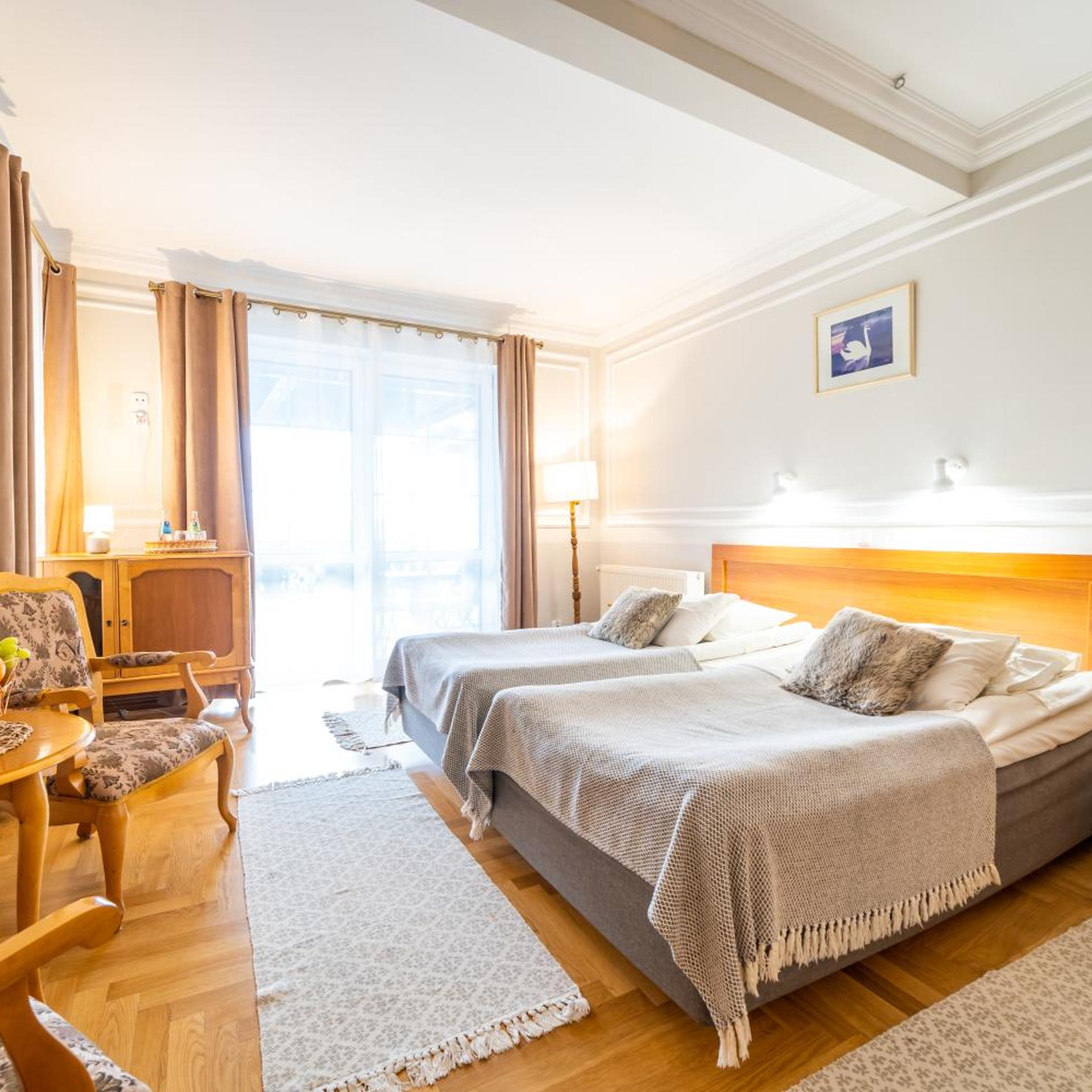 غرفة بسرير مزدوج بإطلالة على البحيرة