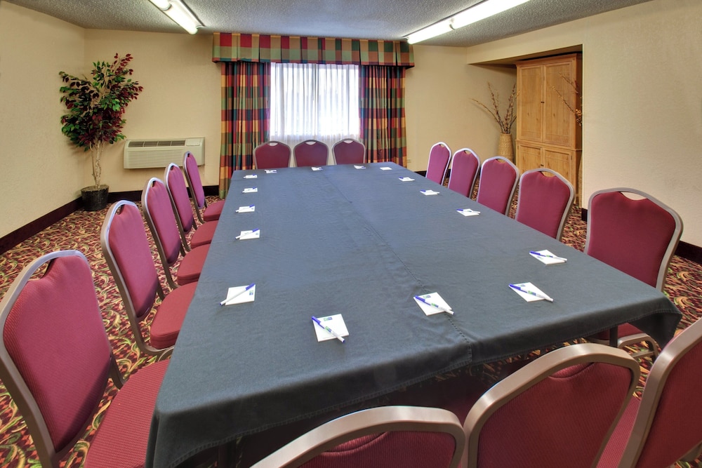 Holiday Inn Express Chicago Downers Grove 65/74