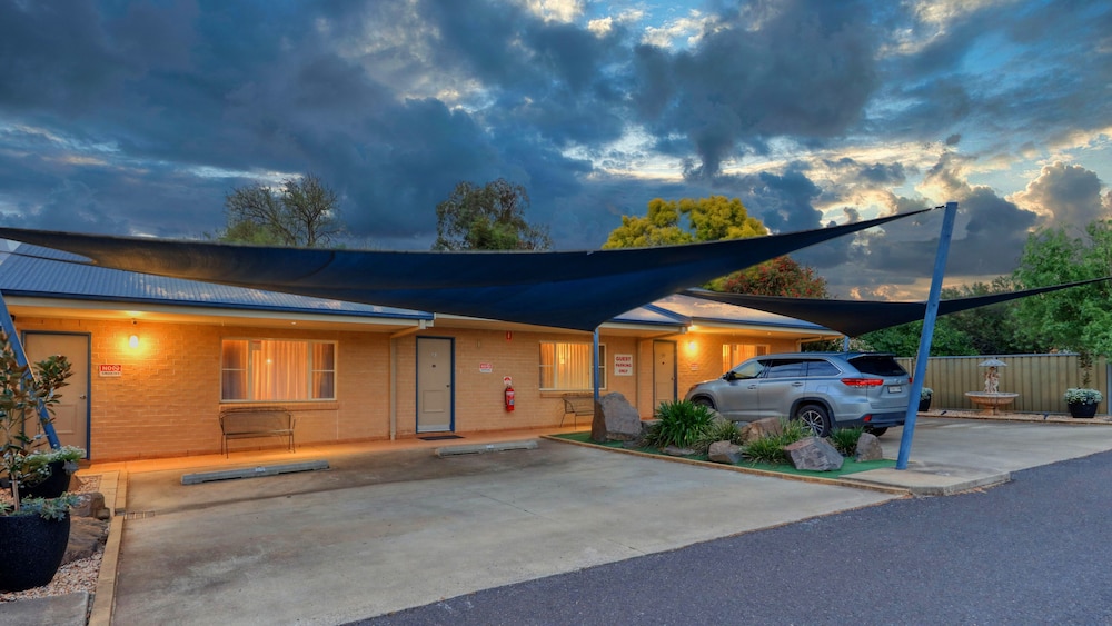 Edward Parry Motel & Apartments 47/57