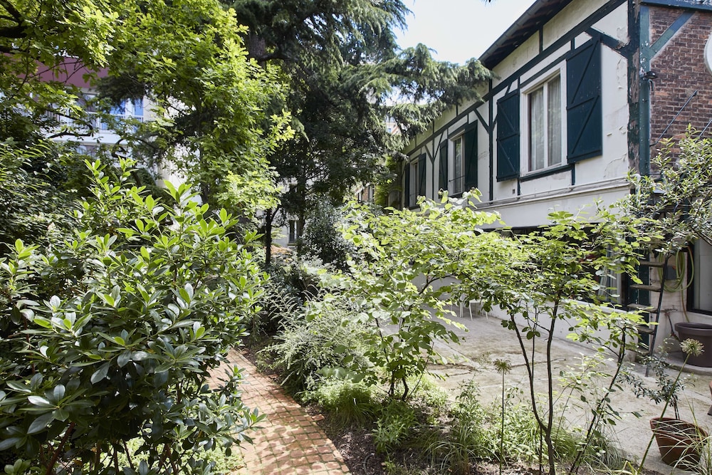 Eden Lodge Paris 33/40