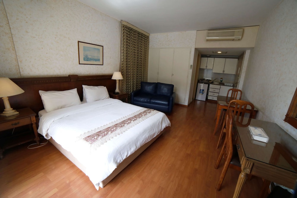 Holiday Home Suites 12/48