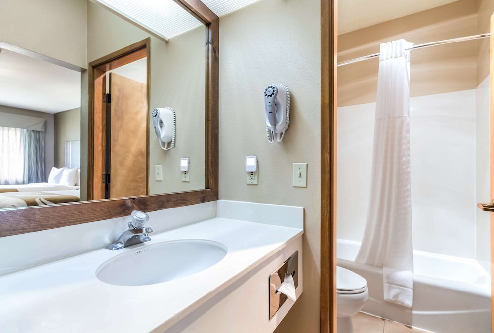 Quality Inn & Suites Bainbridge Island 54/62