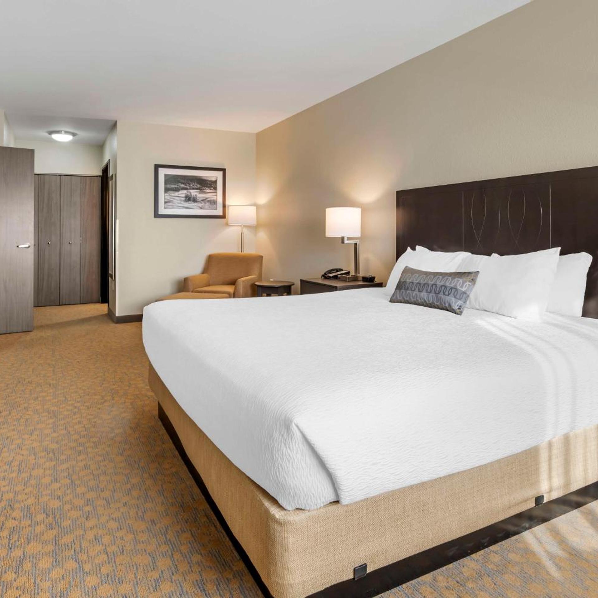 2 Bedrooms, Suite, King Bed