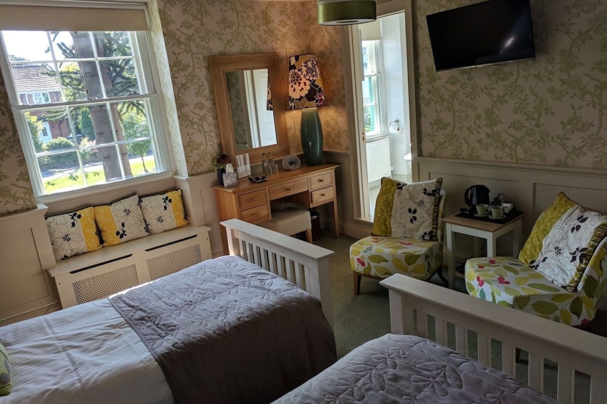 غرفة قياسية بسريرين منفصلين بحوض استحمام، The Old Orleton Inn 6/8
