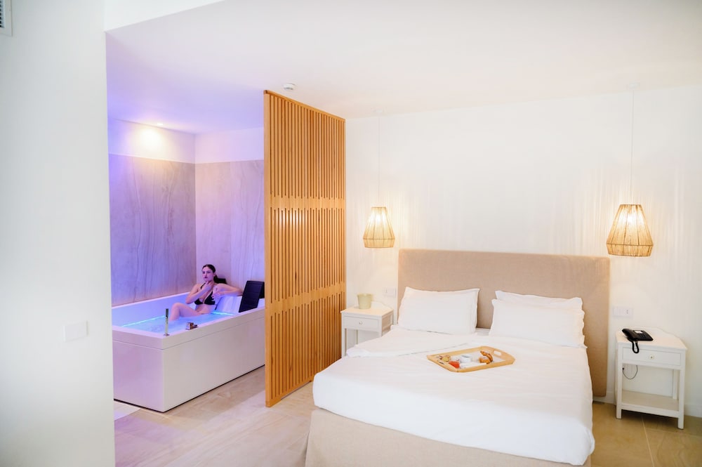 Fitness, Suite, Queen Bed, Hot Tub