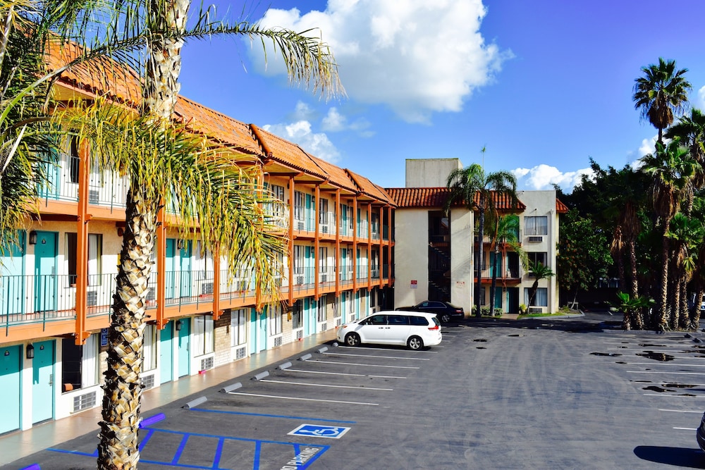 Days Inn by Wyndham Anaheim Near The Park 5/45