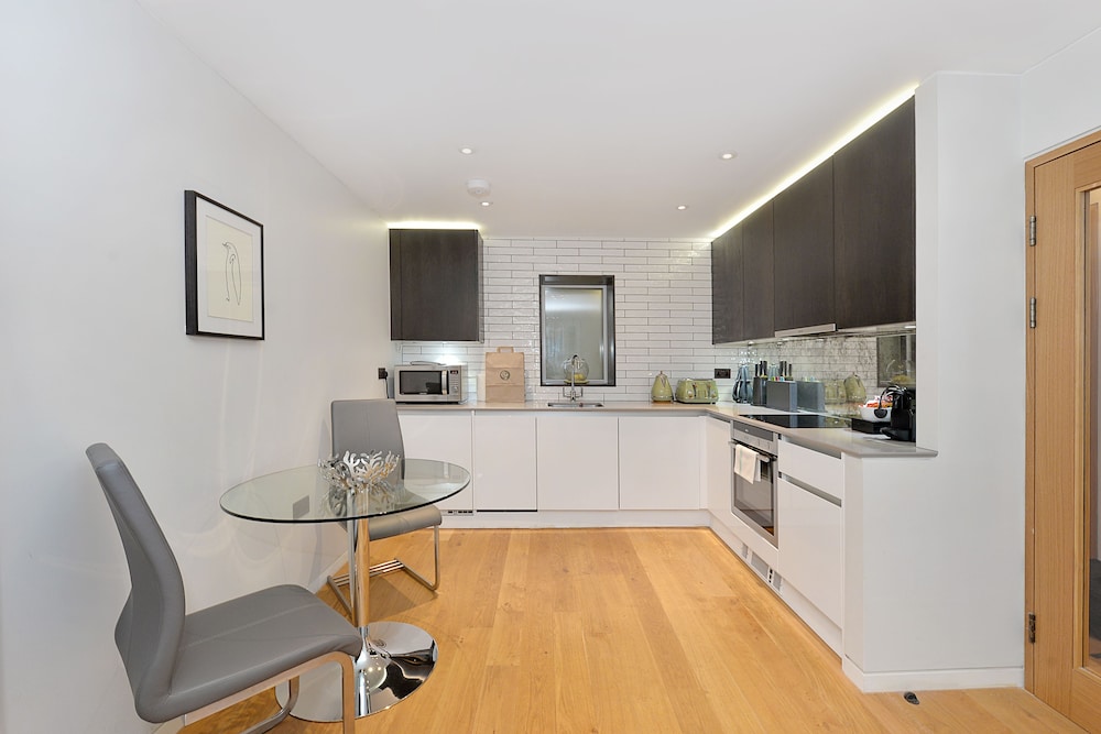Superior St Christophers Place 19/27