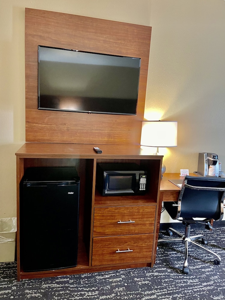 Quality Inn & Suites Hendersonville Flat Rock 26/29