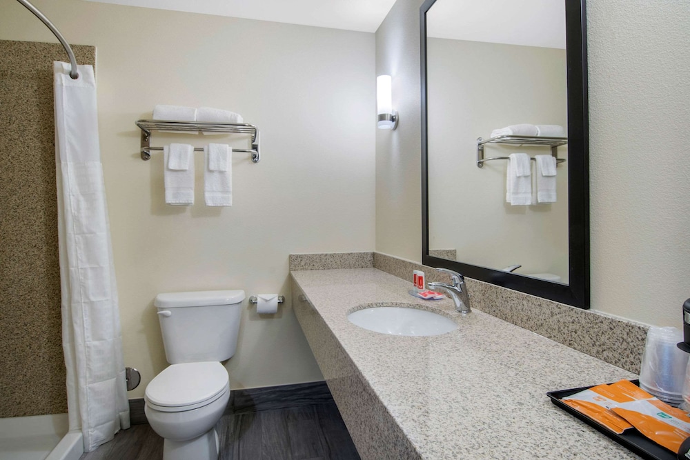 Econo Lodge Inn & Suites Springfield Main Street 61/63