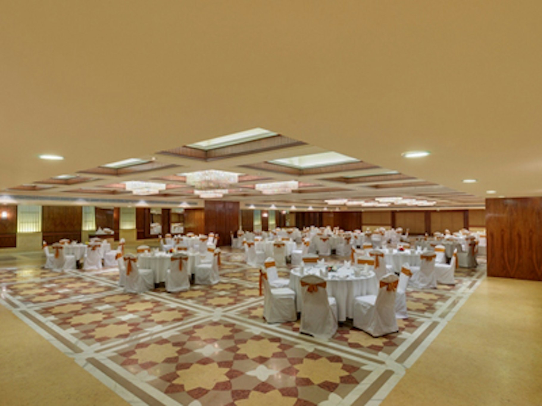 Pride Plaza Hotel Ahmedabad 23/36