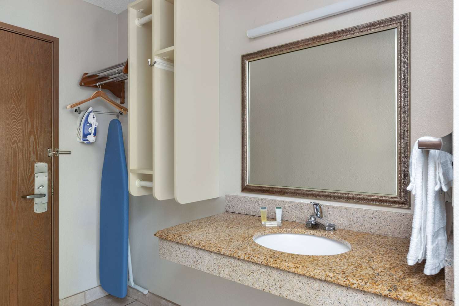 Days Inn & Suites By Wyndham Kansas City South 42/43