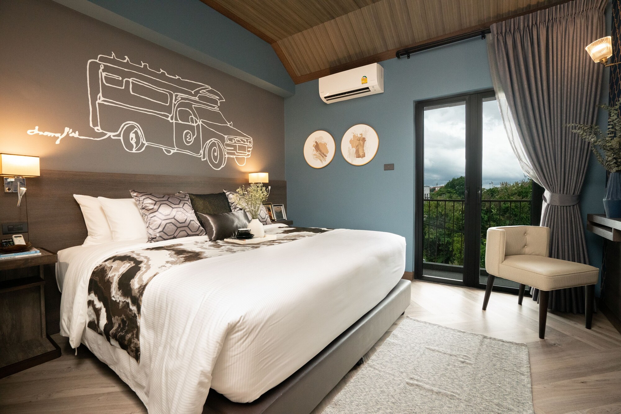 Moat, Deluxe, King Bed, with View