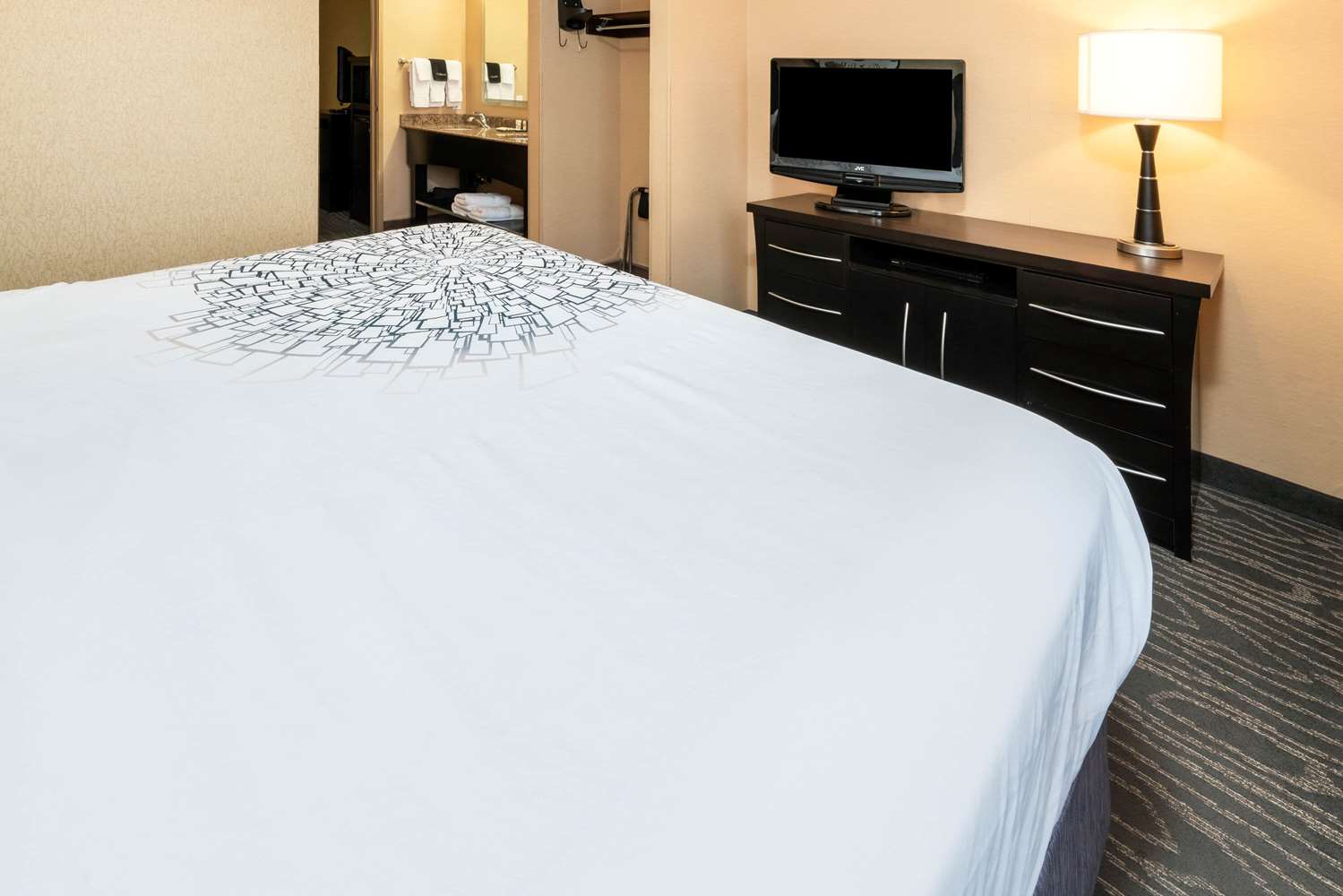 La Quinta Inn & Suites by Wyndham Logan 18/42