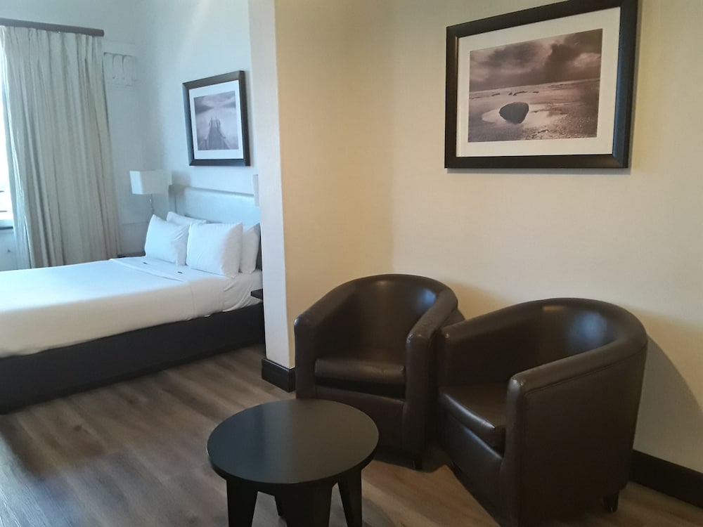 Parade Hotel 11/28