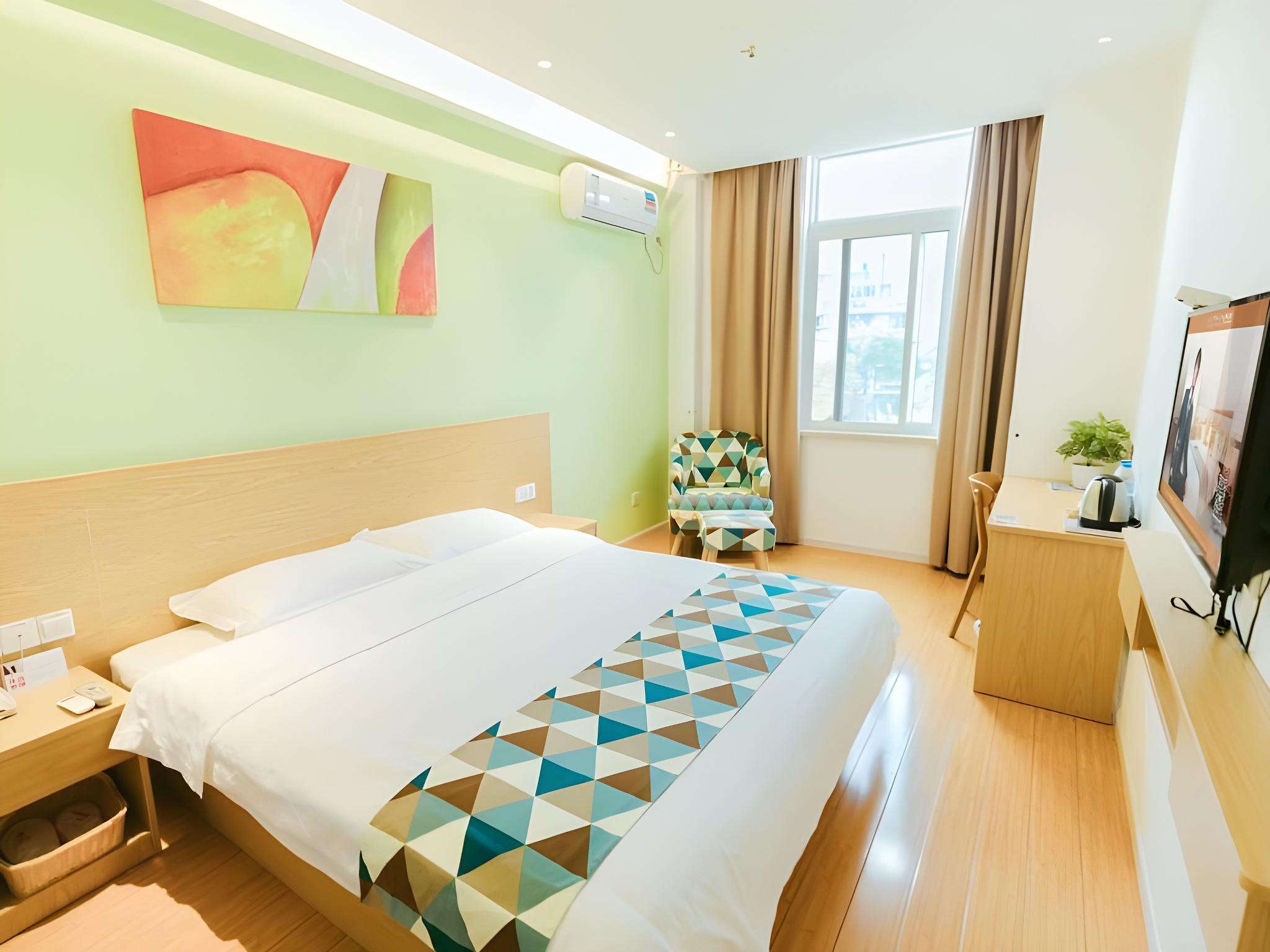 Feature, Queen Bed