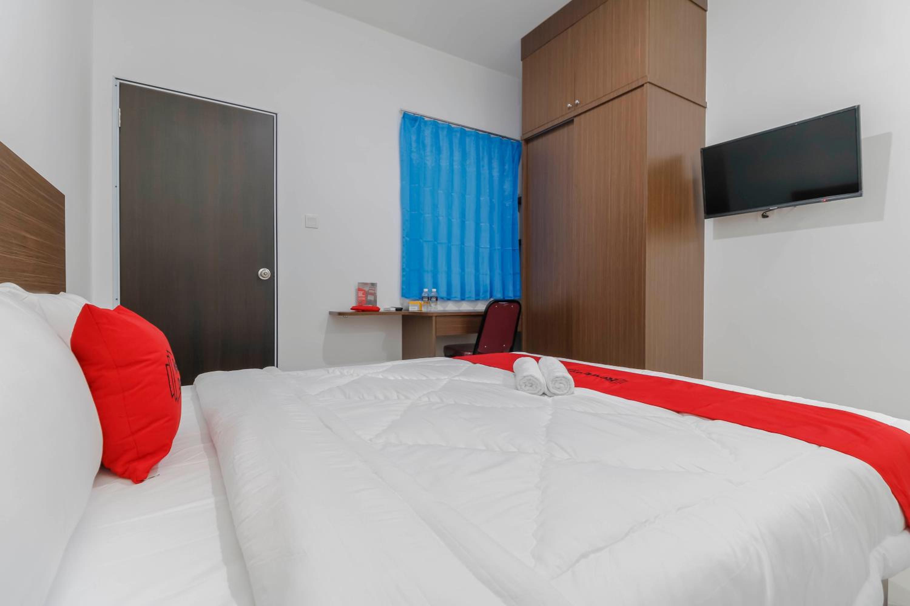 RedDoorz Plus near Kepri Mall 18/44