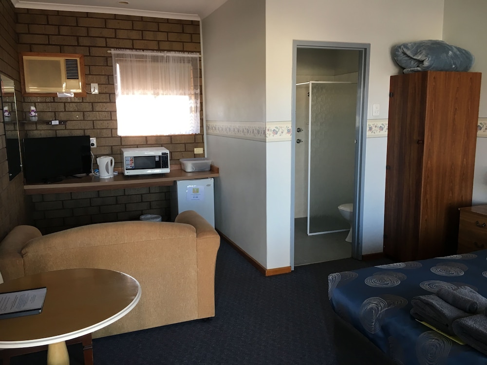 AIRPORT WHYALLA MOTEL 45/58