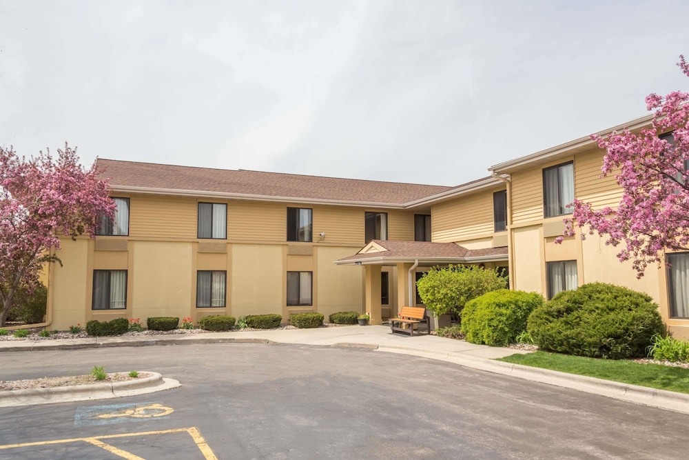 Super 8 By Wyndham Germantown/Milwaukee 1/41