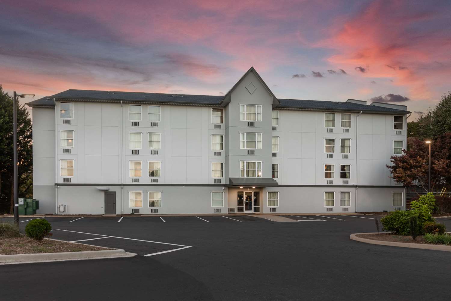 Rodeway Inn & Suites Near Outlet Mall - Asheville 4/30
